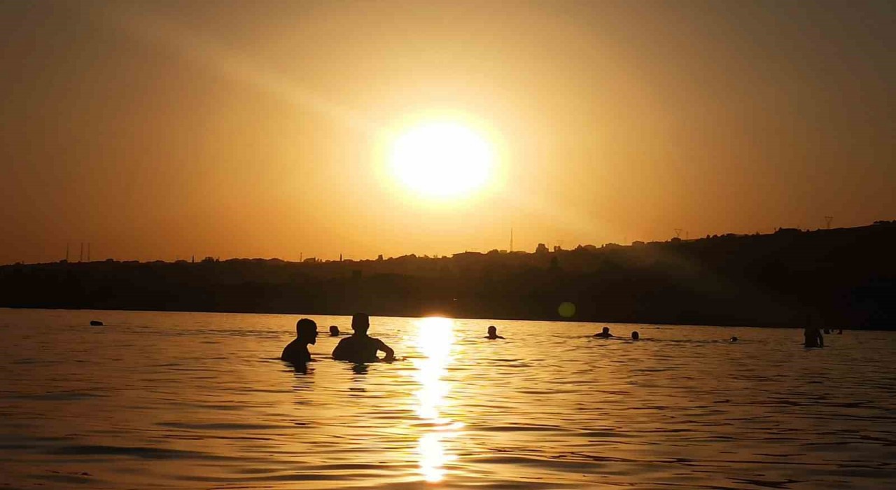 Van Gölünde gün batımında yüzme keyfi