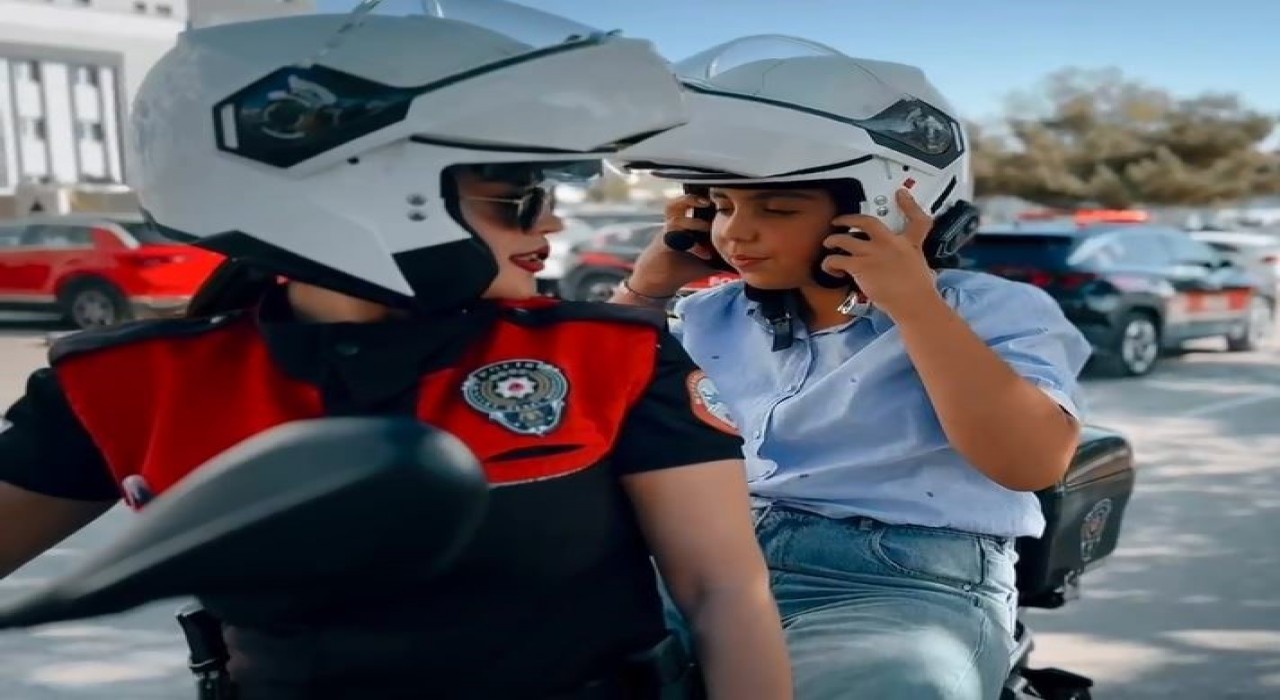 Van polisi kız çocuğunun hayallerine ortak oldu