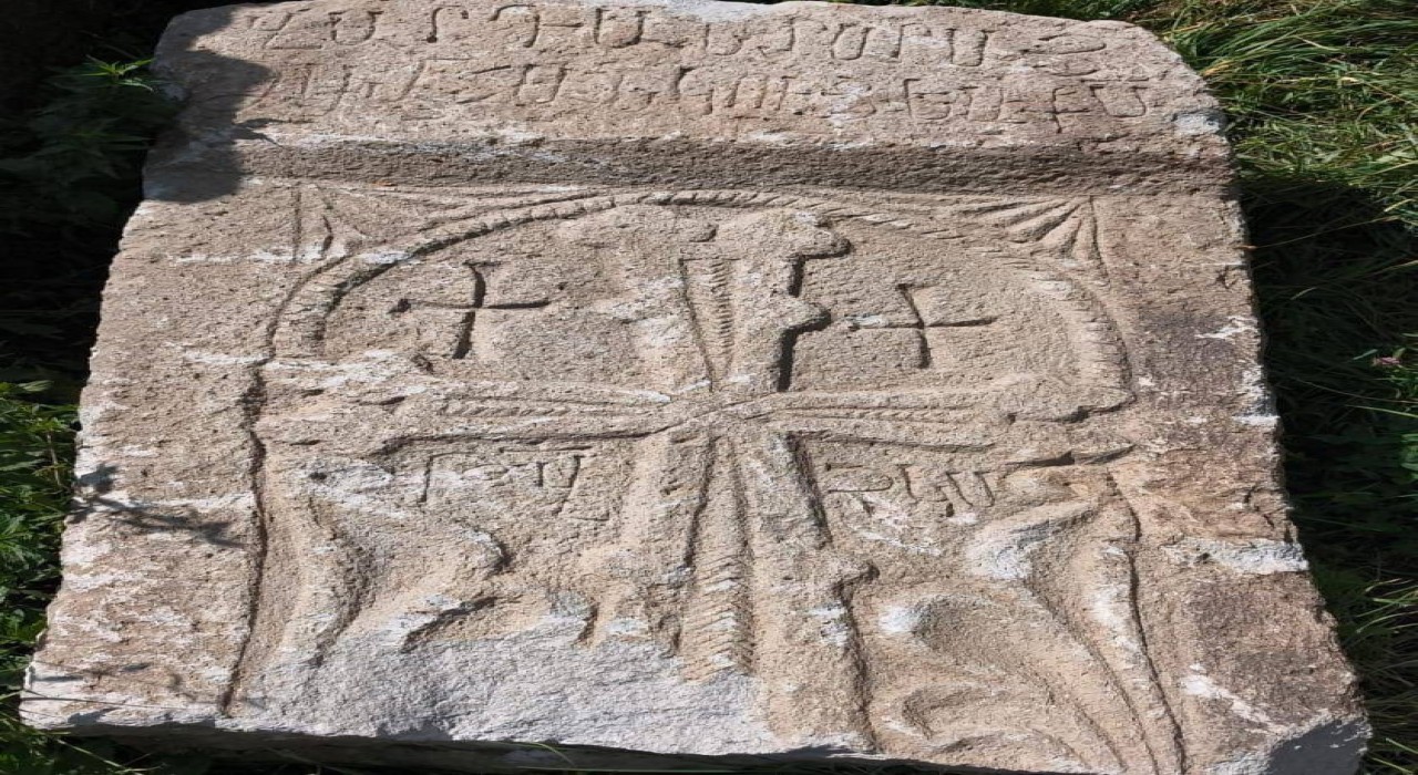 Vanda 2 adet kabartma taş stel ele geçirildi