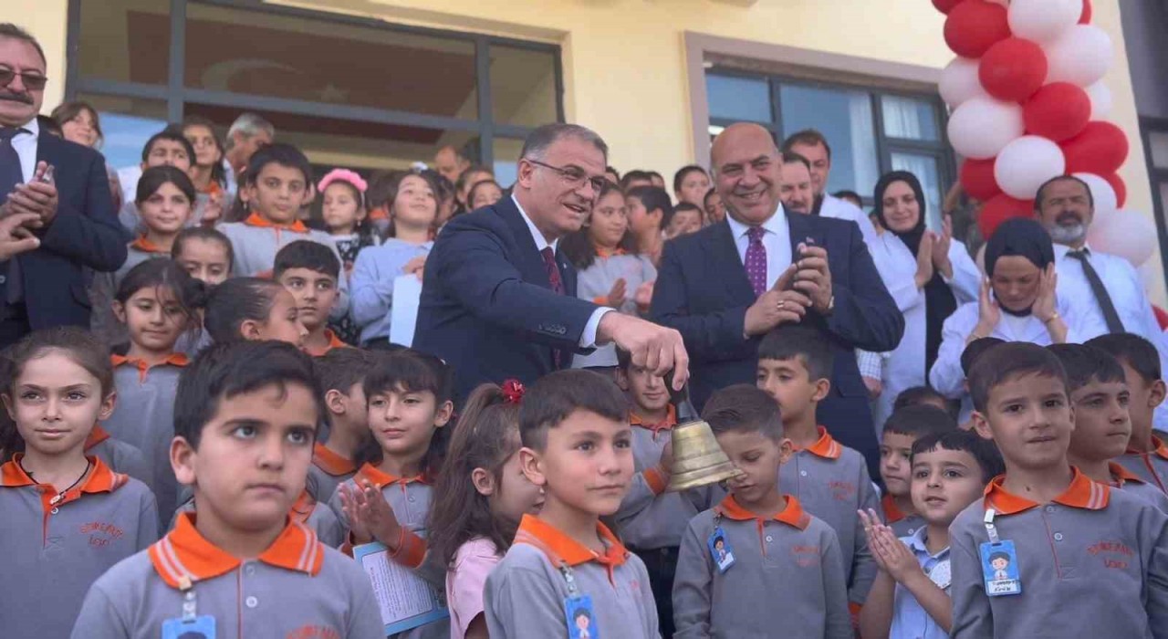 Vanda 275 bin 363 öğrenci için ders zili çaldı