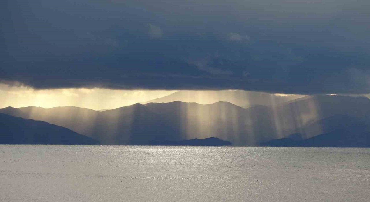 Vanda bulutların arasındaki ışık hüzmeleri mest etti