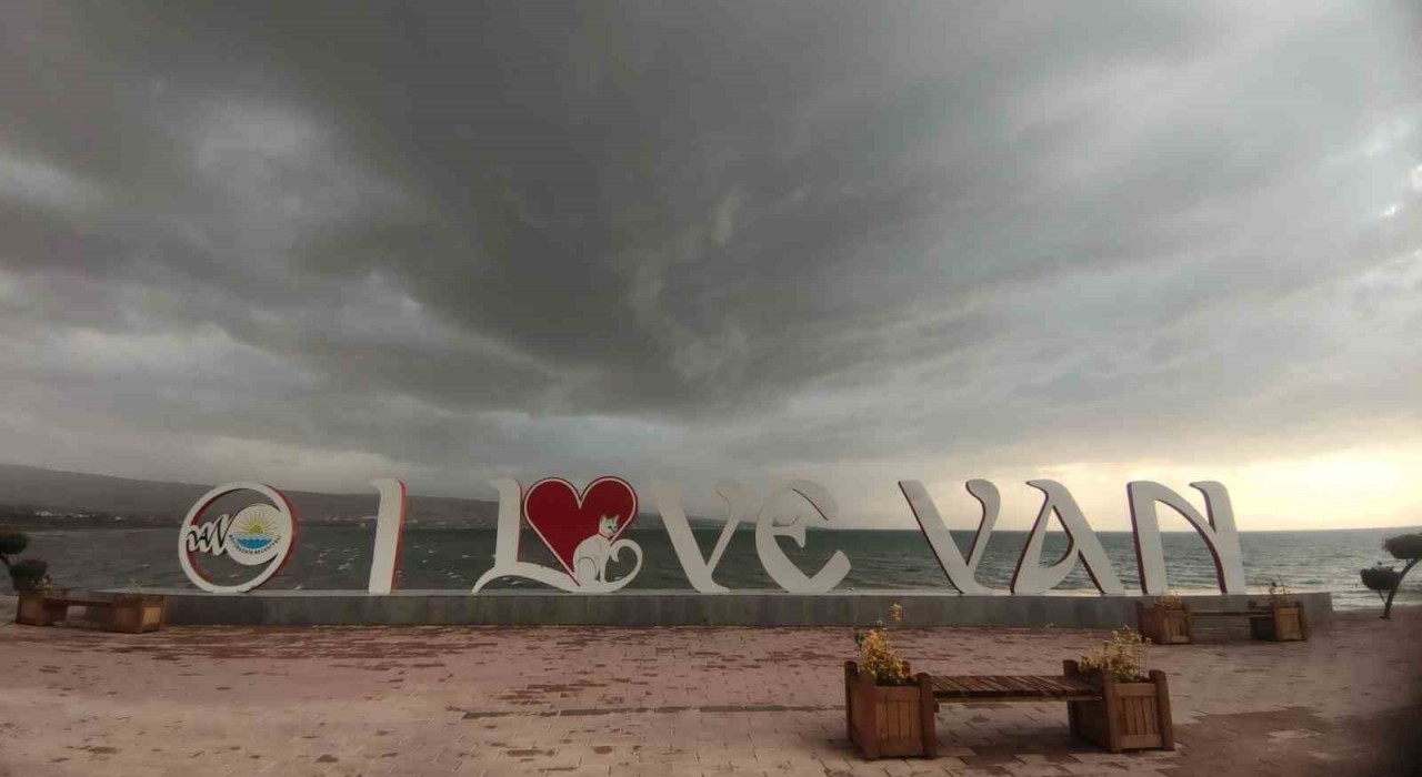 Vanda dolu ve sağanak etkili oldu: Van Gölünde dalgalar yükseldi