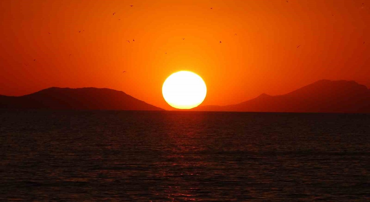 Vanda gün batımı ve ayın doğuşu mest etti