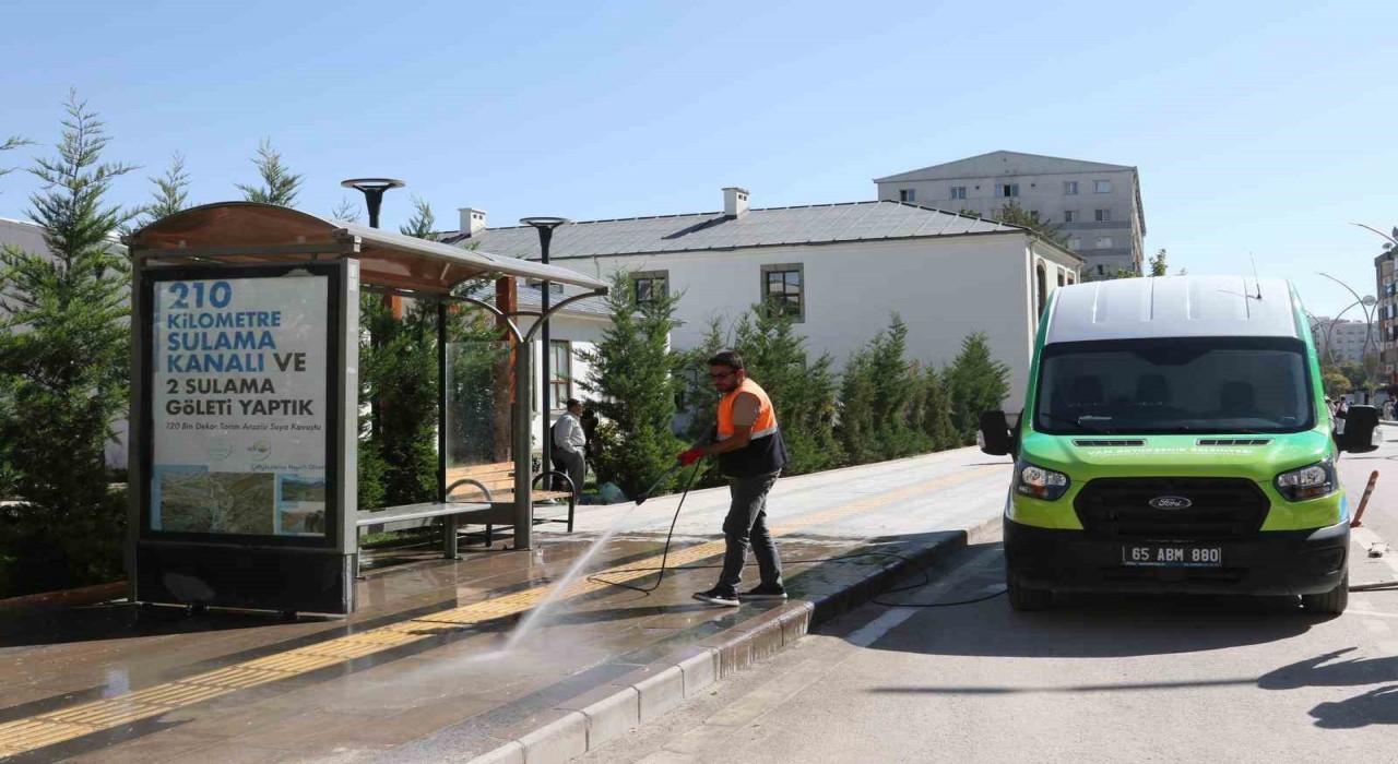 Vanda mobil temizlik ve yıkama aracıyla duraklar artık daha temiz