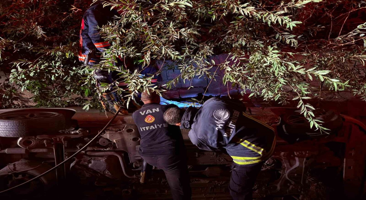 Vanda otomobil su kanalına düştü: 1 yaralı