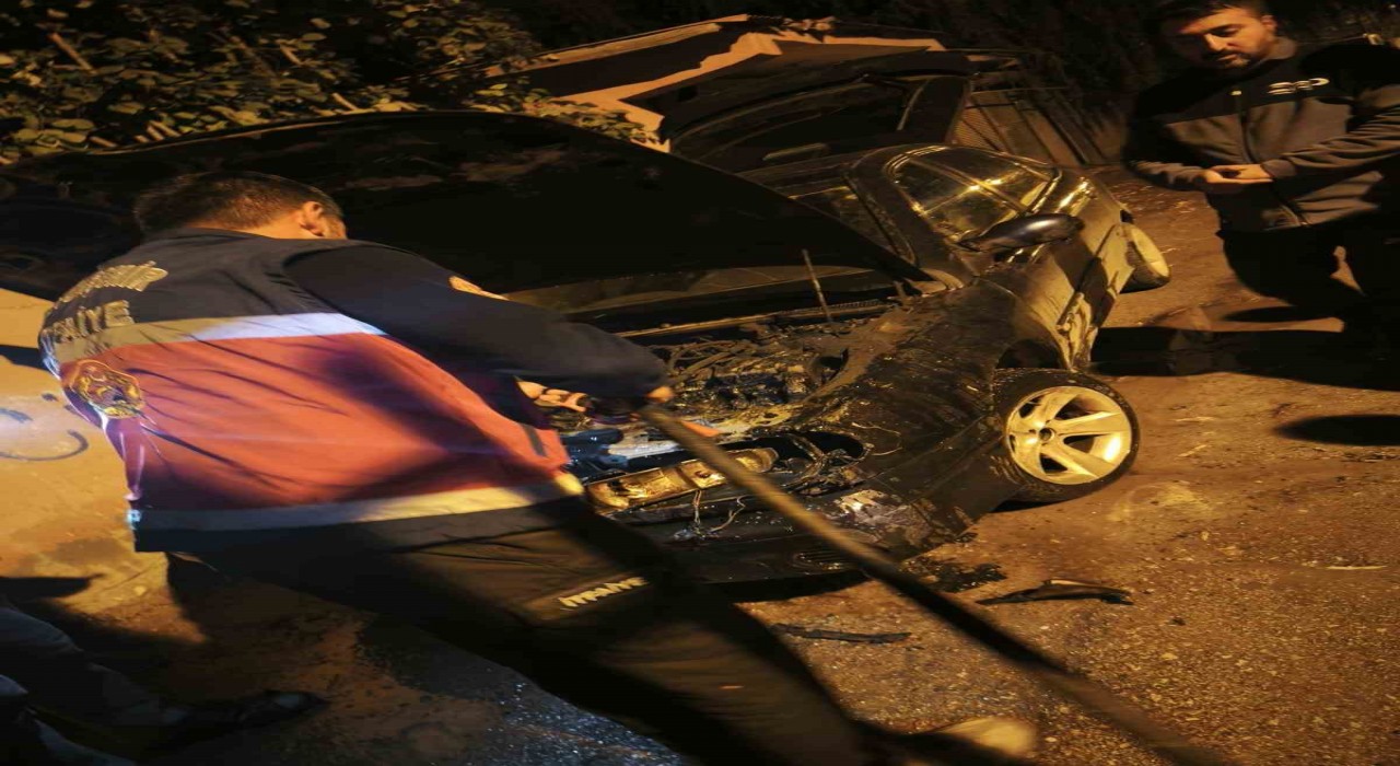 Vanda park halindeki otomobil yandı