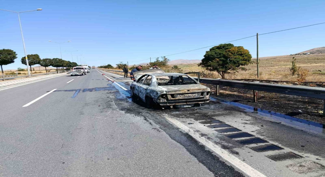 Vanda seyir halindeki İran plakalı otomobil alev alev yandı