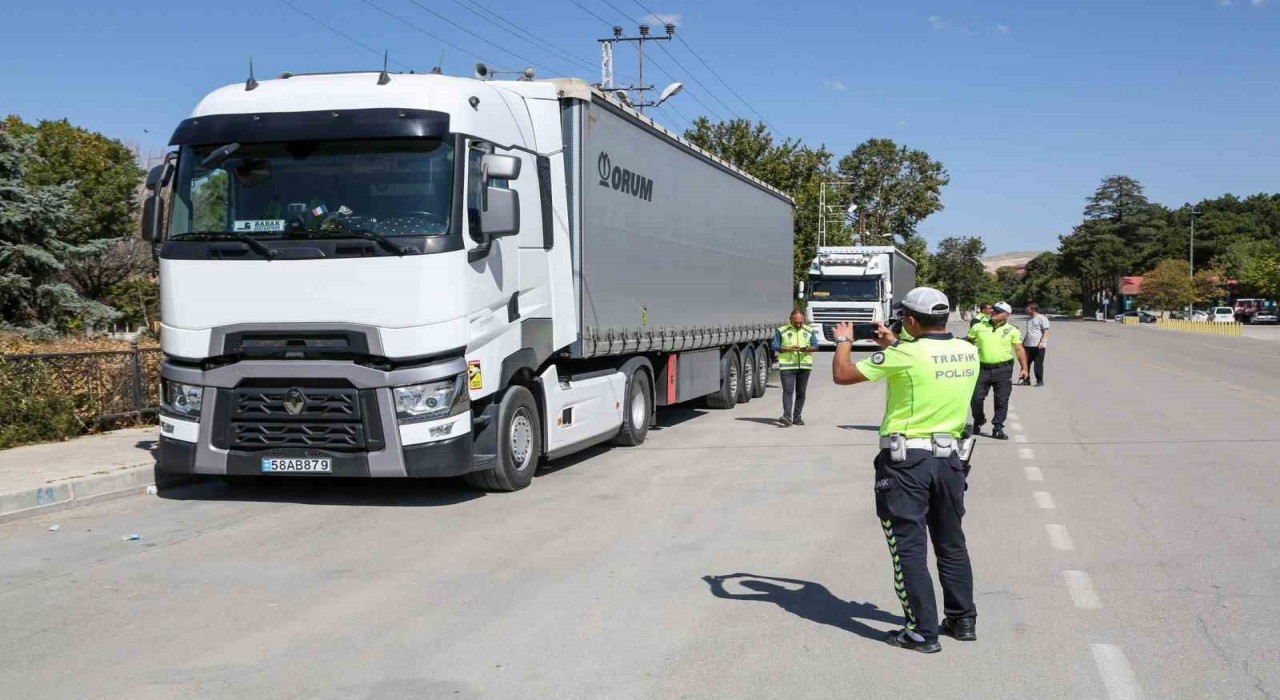 Vanda usulsüz park yapan tırlara yönelik denetim yaptı