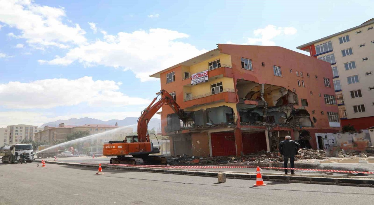 Vanda yol genişletme çalışmaları için 4 katlı bina yıktırıldı