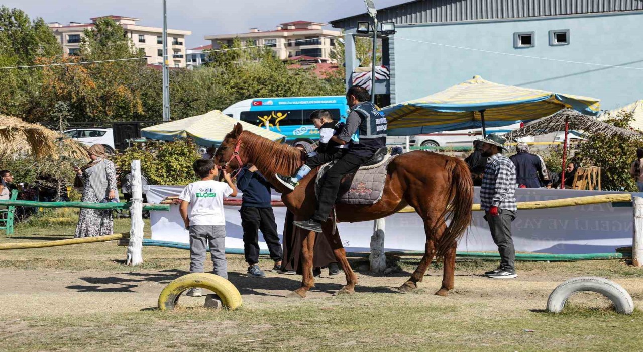Vandaki özel çocuklar ata binmenin heyecanını yaşadı
