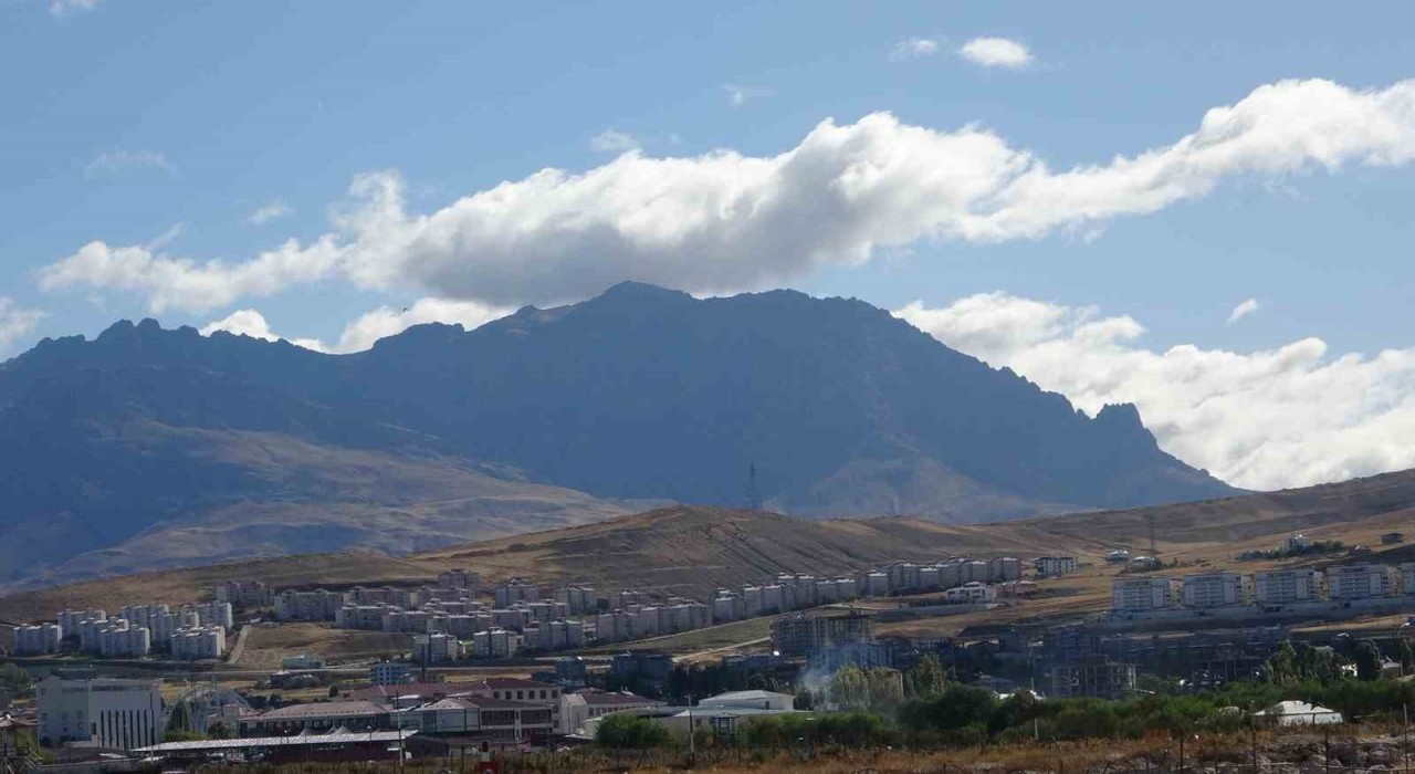 Vanı çevreleyen dağlarda bulut şöleni