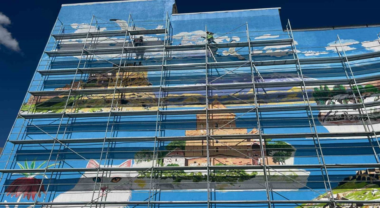 Vanın tarihi ve doğal güzellikleri dev duvar resimlerine yansıdı