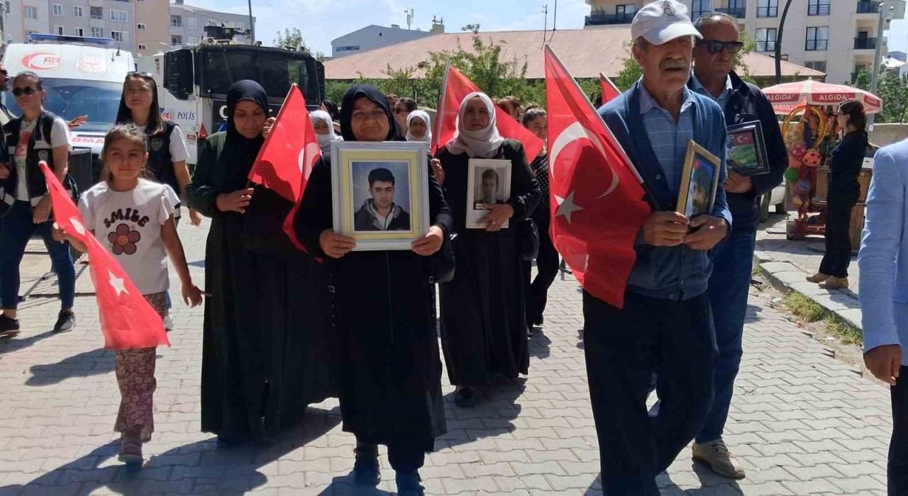 Vanlı anneler evlatlarını bekliyor