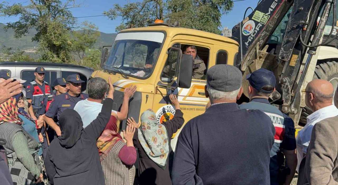 Vatandaşlar hayvan barınağına karşı iş makinesinin önünü kesti