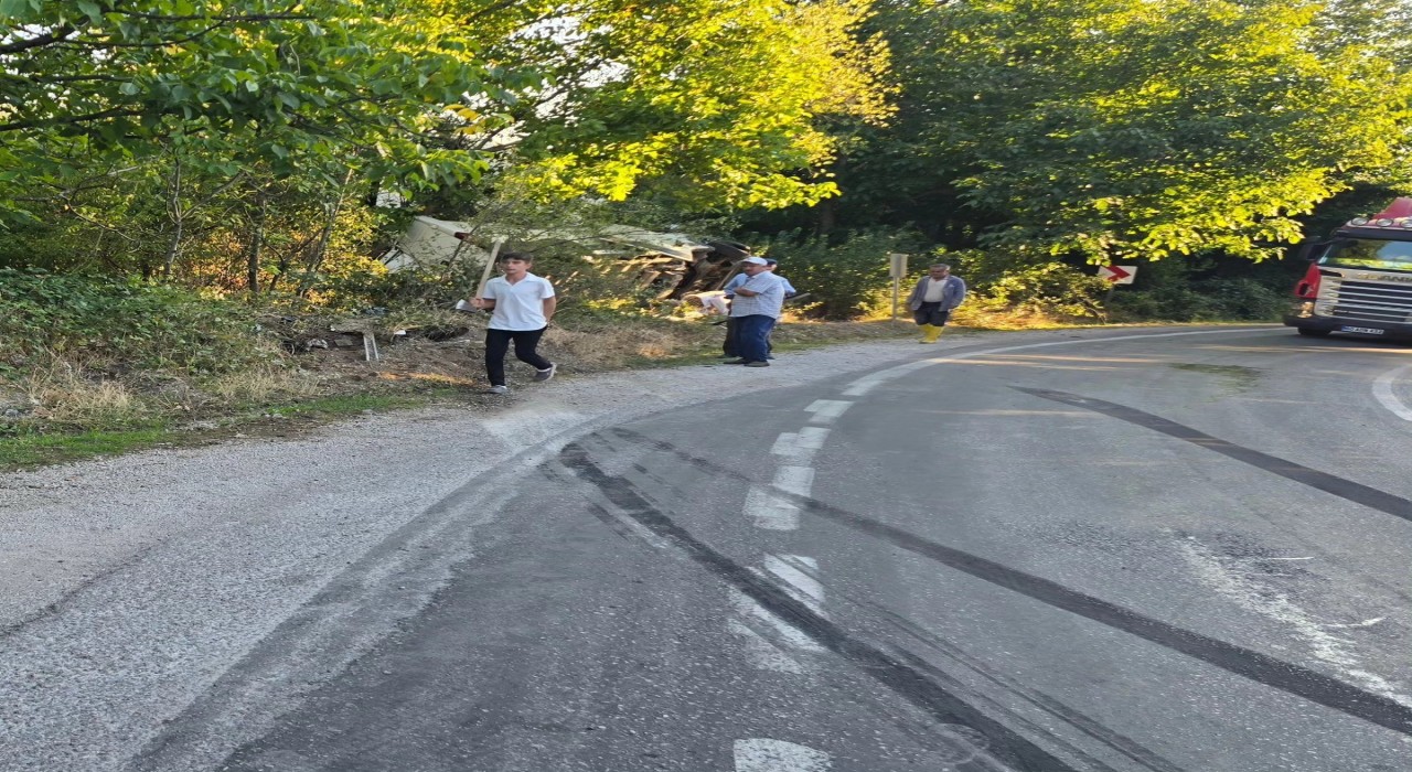 Virajı alamayan minibüs devrildi: 2 yaralı