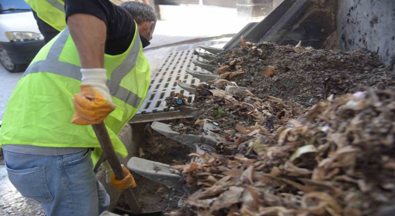 Yağışlar öncesinde mazgallarda temizlik çalışması yapıldı