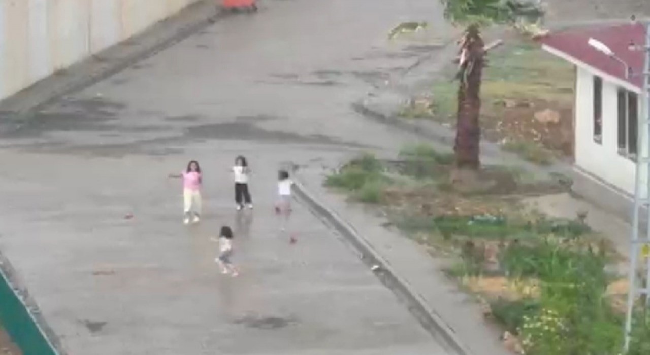 Yağmurun yağmasına en çok çocuklar sevindi