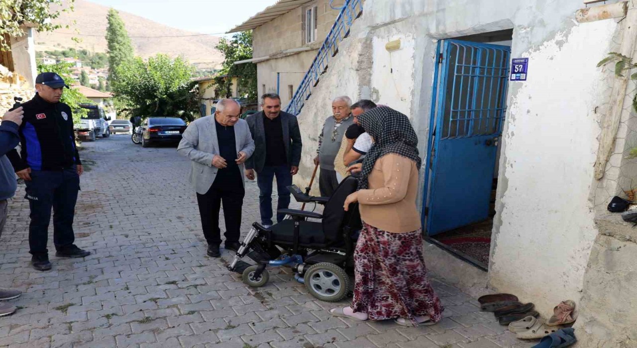 Yahyalı Belediyesinden engelli vatandaşa akülü araç desteği