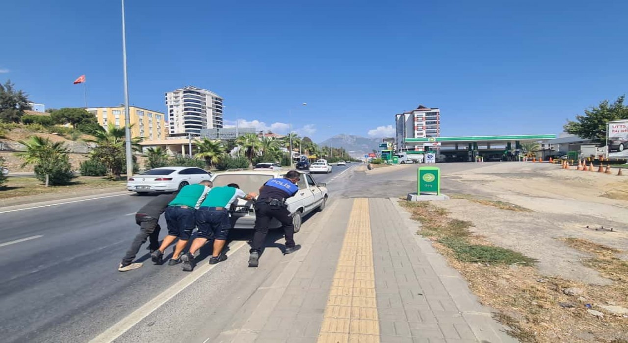 Yakıtı biten otomobili polis ve vatandaşlar iterek akaryakıt istasyonuna götürdü