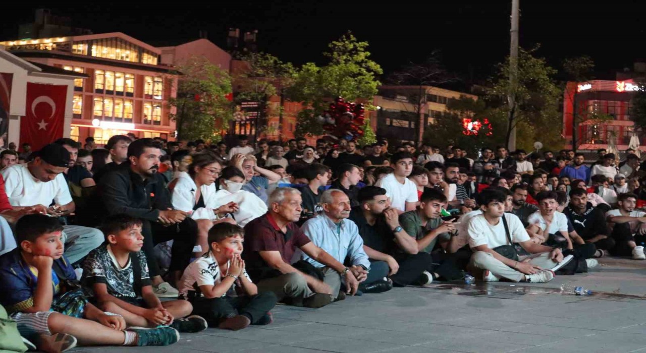 Yalovada milli takımların maçları dev ekranlarda izlendi