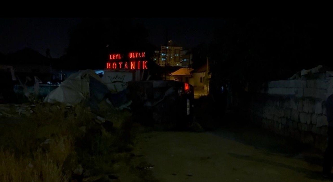 Yan yatan otomobilden tek başına çıkıp, yüzünü yıkamaya gitti