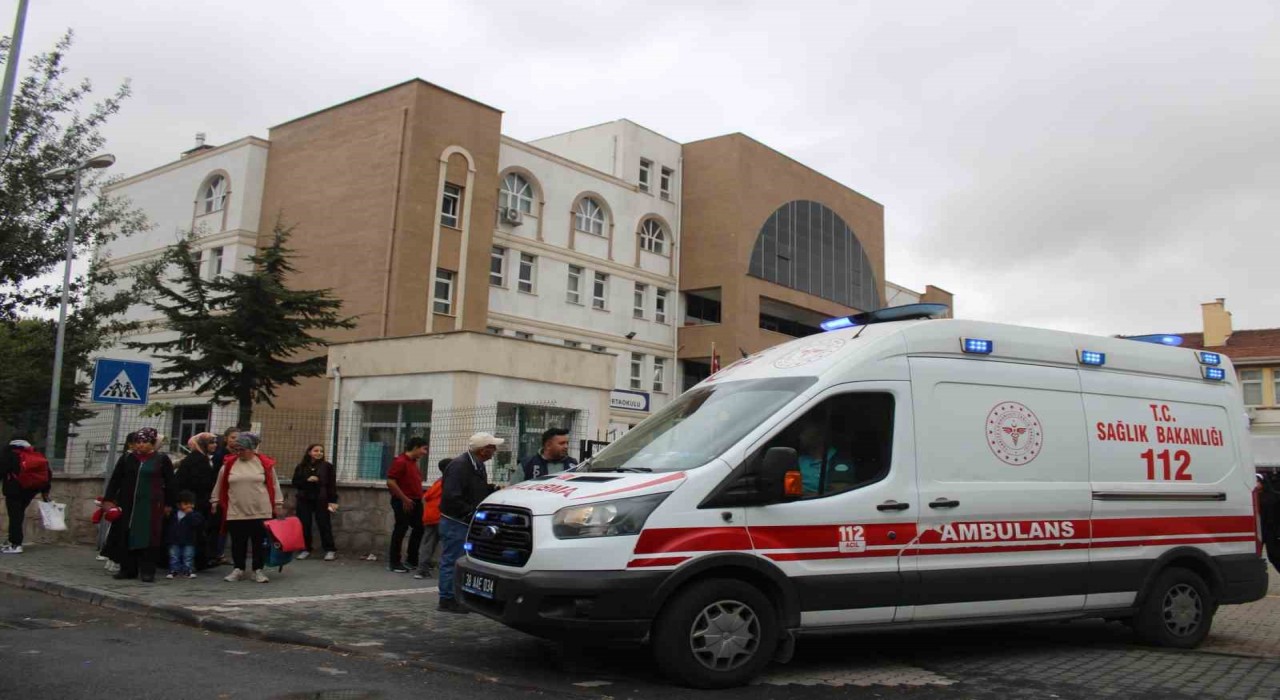 Yangın ziline basınca okulda izdiham çıktı: 15 öğrenci yaralı