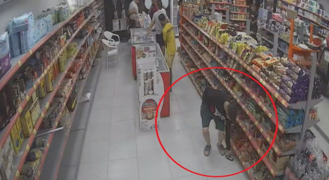 Yaptığıyla şaşırtan hırsız, 100 TLlik enerji içeceği ve bisküvi çaldı: O anlar kamerada