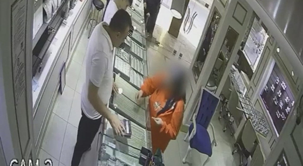 Yardıma gittiği komşusunun 200 bin TLlik altılarını çalmıştı: Kadının altınları kuyumcuya satma anı kamerada