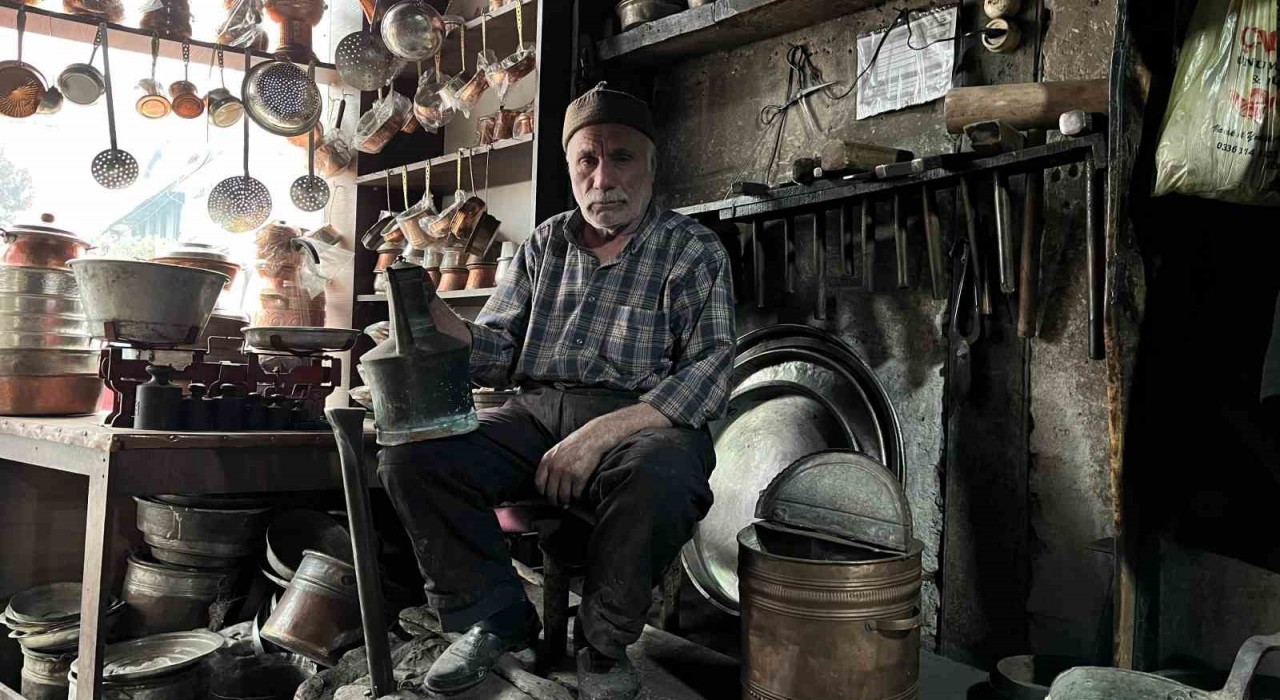 Yaşına aldırış etmeyen usta, unutulmaya yüz tutan mesleğini aşkla yapıyor