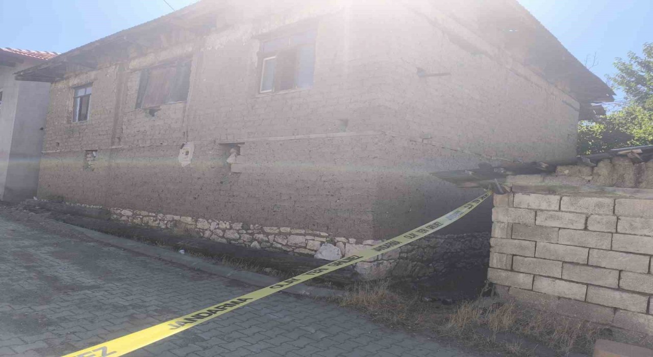 Yaşlı kadın evinde ölü olarak bulundu