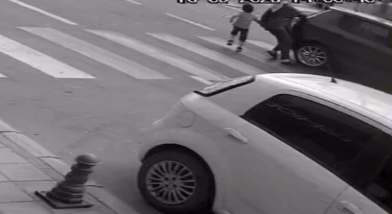 Yaya geçidinde görme engelli kadının ayağının üzerinden otomobil geçti: O anlar kamerada