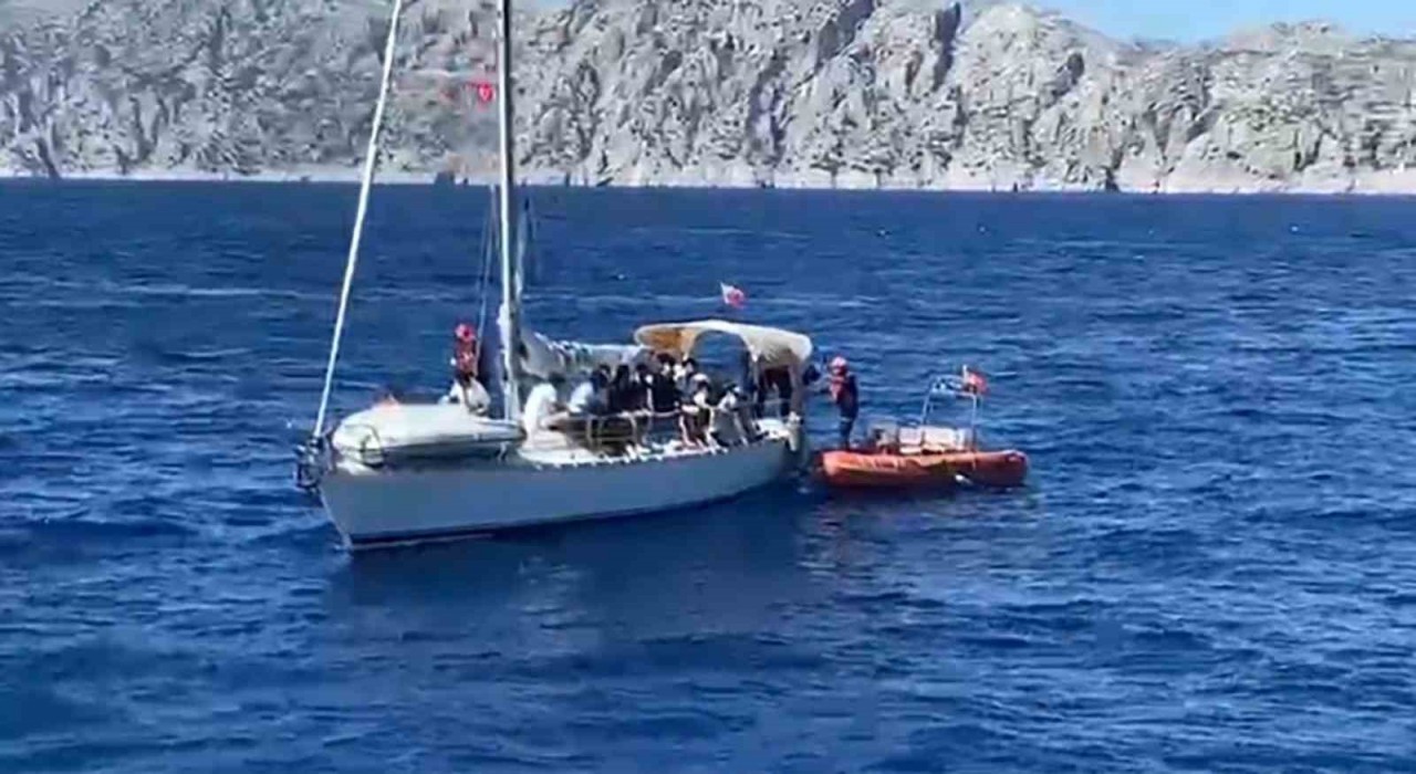 Yelkenli teknede 31 düzensiz göçmen ve 2 göçmen kaçakçısı yakalandı