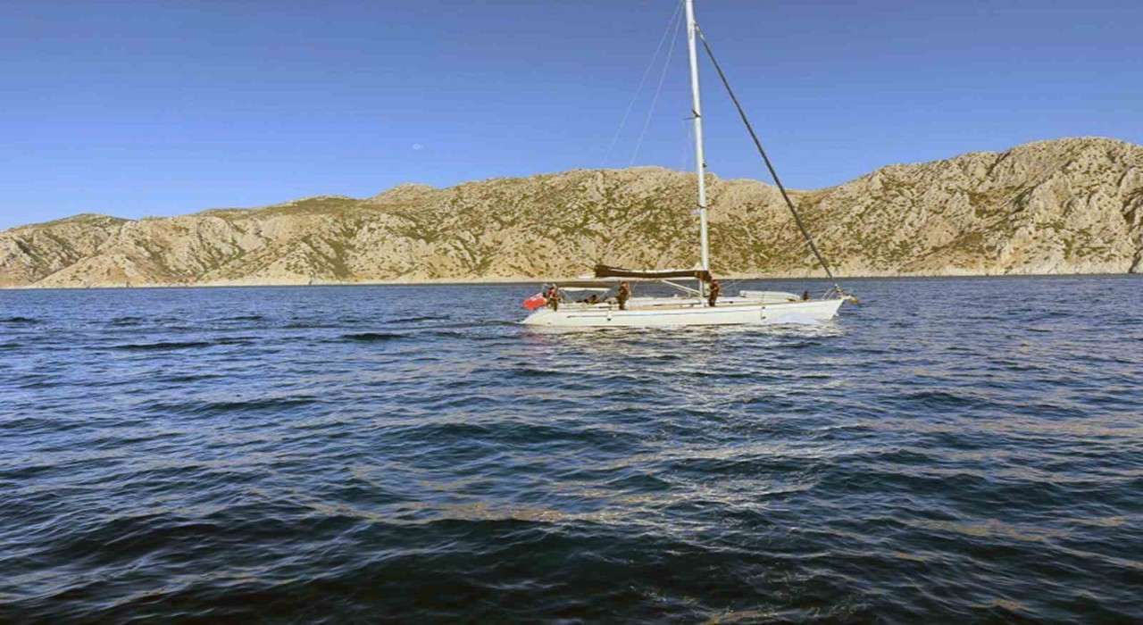 Yelkenli teknede 80 düzensiz göçmen ve 2 göçmen kaçakçısı yakalandı