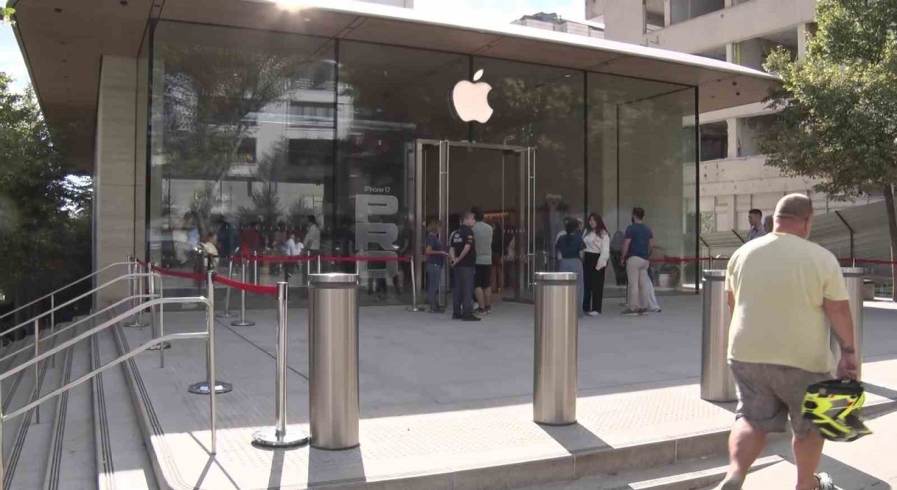 Yeni iPhone 17 Türkiyede ilgi görmedi, mağaza önleri boş kaldı