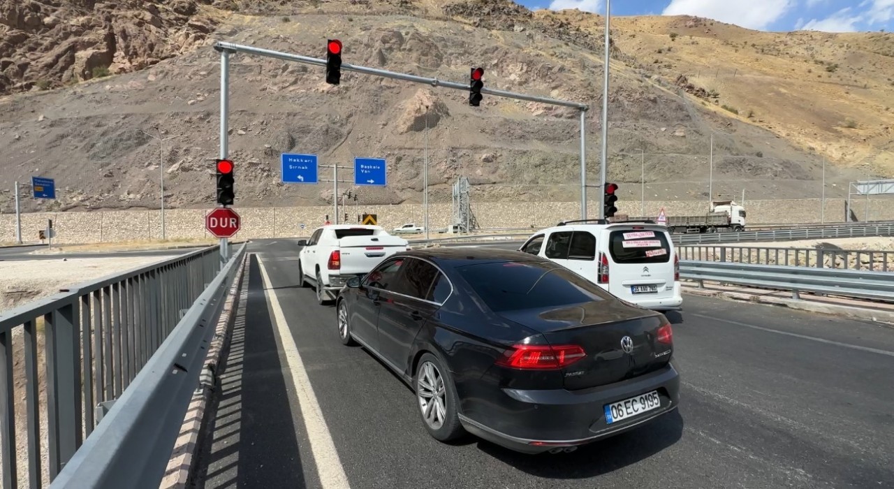 Yeni Köprüde yaşanan trafik kazalarına çözüm: Trafik ışıkları yerleştirildi