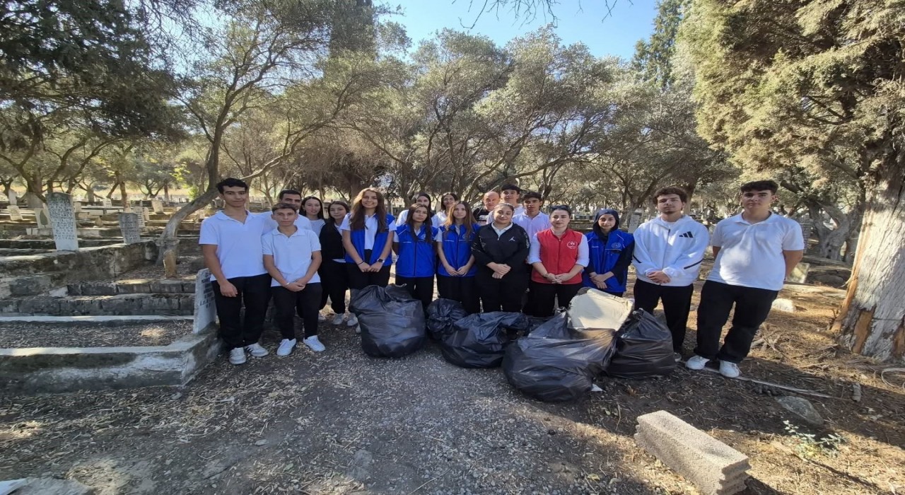 Yenipazarda gençler şehitlikte temizlik yaptı