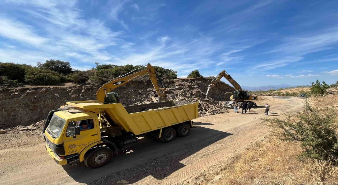 Yenipazarda yol genişletme çalışmaları sürüyor
