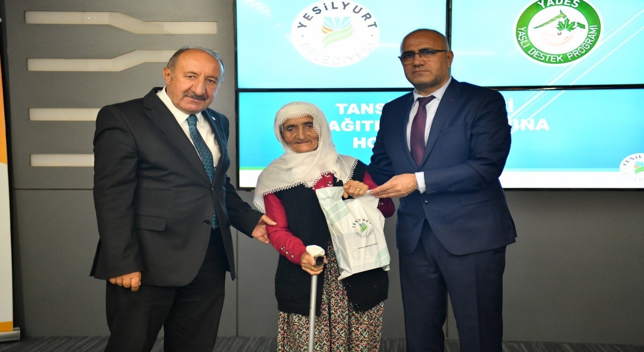 Yeşilyurt Belediyesinden ihtiyaç sahibi yaşlılara tansiyon aleti desteği