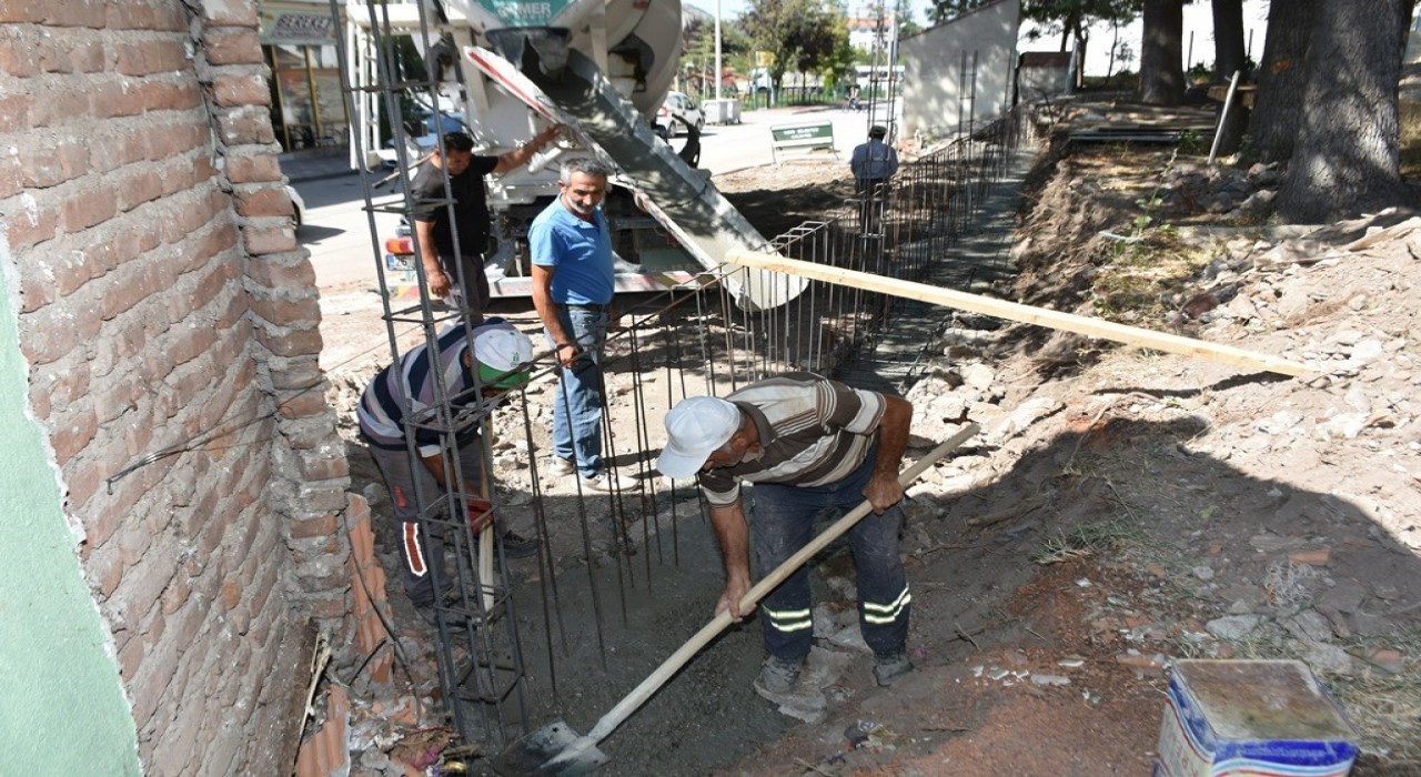 Yıkılın okul duvarı yeniden yapılıyor