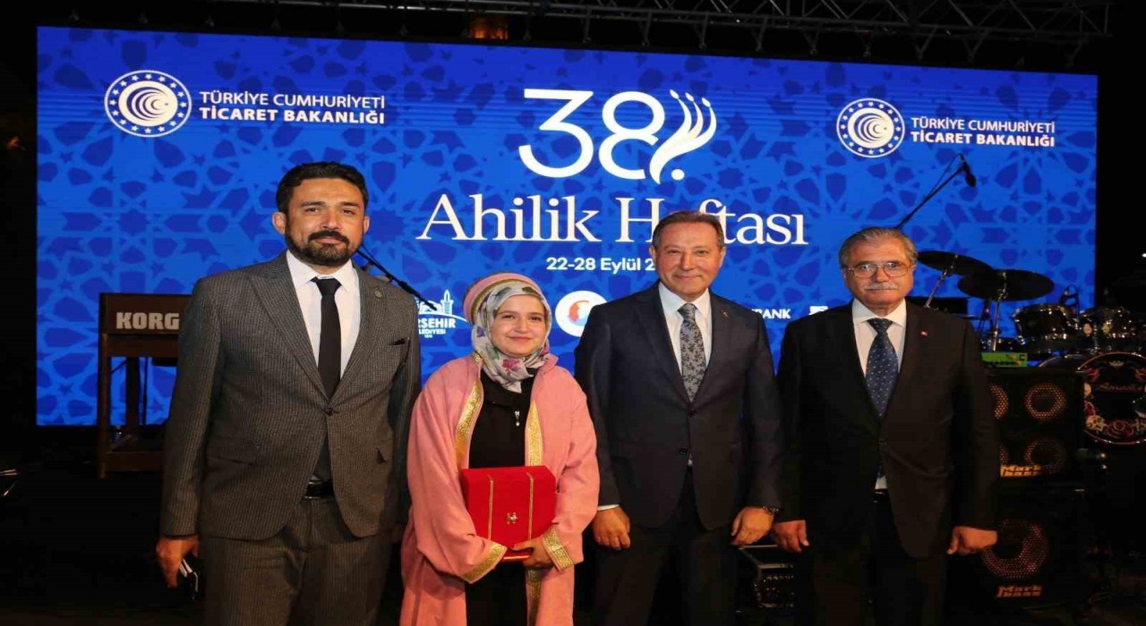 Yılın Türkiye Çırağı Rahime Nur Altın, ödülünü Bakan Bolattan aldı