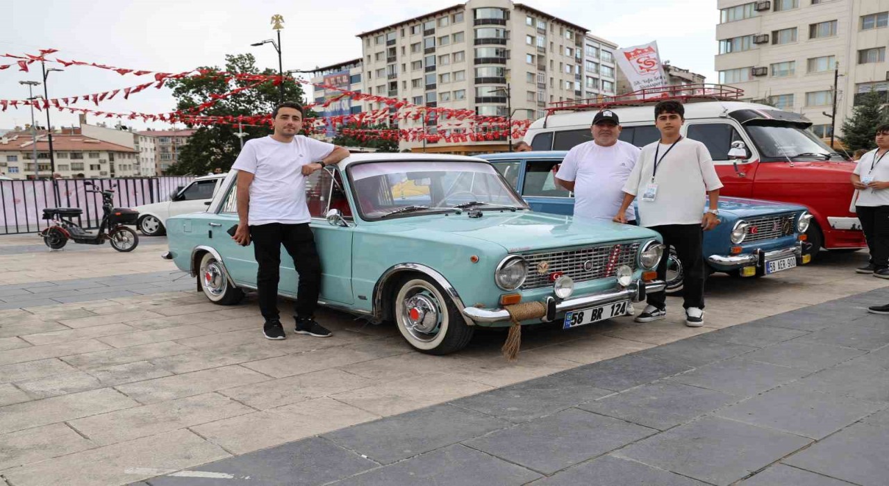 Yıllara meydan okuyan klasik otomobiller görücüye çıktı
