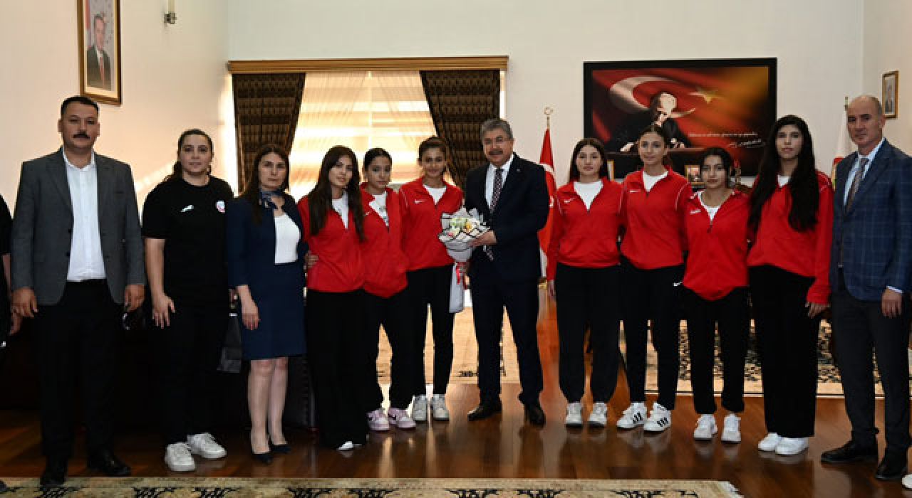 Yılmaz, Düziçi Gençlik ve Spor Kadın Voleybol Takımını Kabul Etti