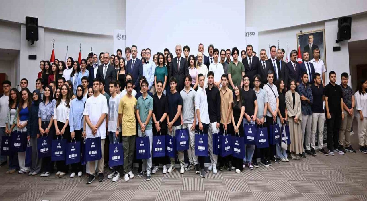 YKSde dereceye giren Bursalı gençler BTSOda ödüllendirildi