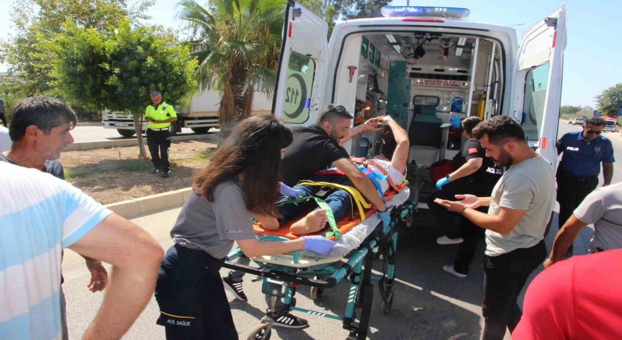 Yol süpürme aracı ile hafif ticari araç çarpıştı: 5 yaralı