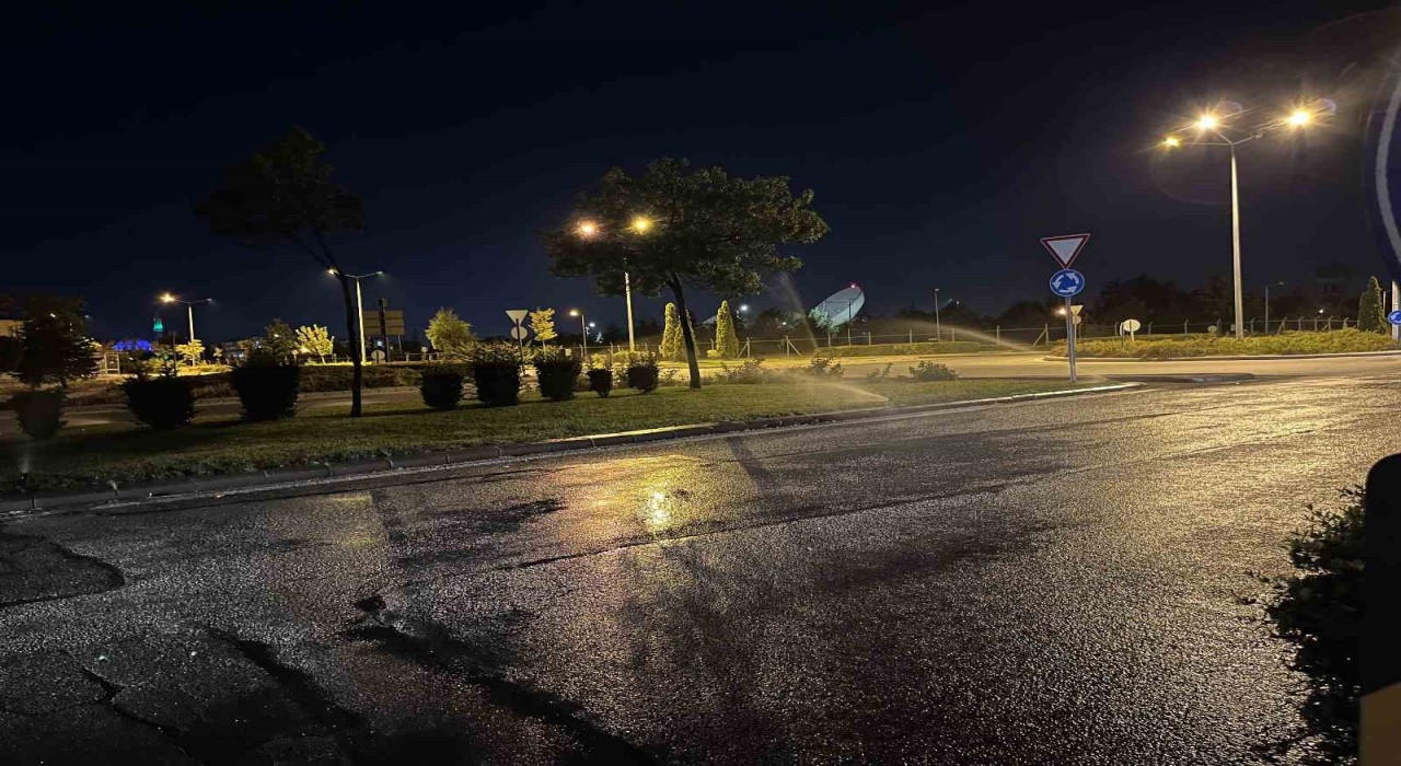 Yola akan su tehlike oluşturuyor