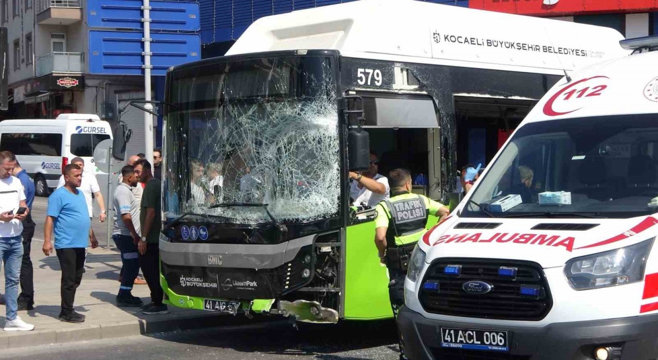 Yolcu otobüsü ile kamyonet çarpıştı: 1i çocuk 6 yaralı