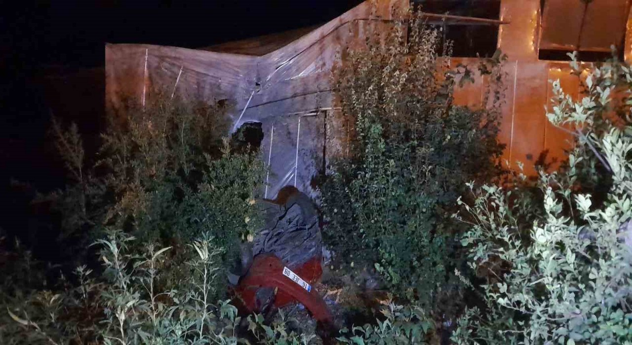 Yoldan çıkan otomobil seraya çarptı: 5 yaralı