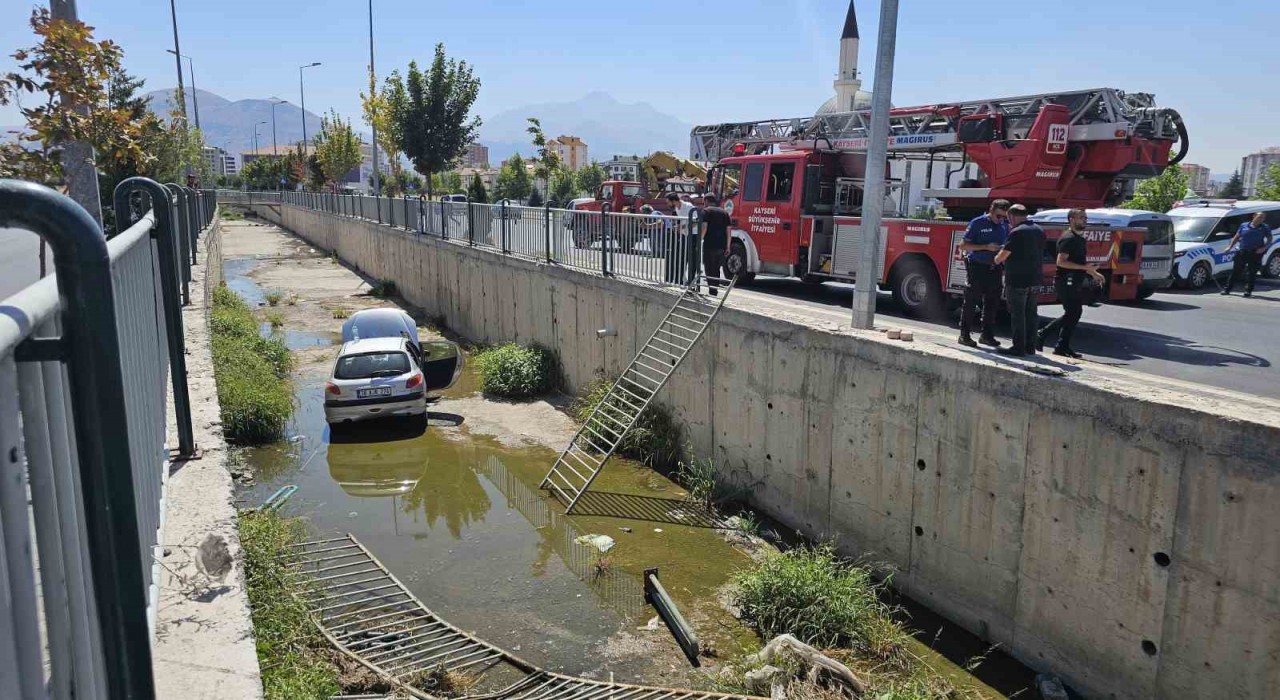 Yoldan çıkan otomobil sulama kanalına düştü