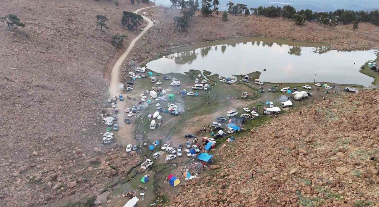 Yörükler 7 asırlık göç geleneğini Sanrıdas Dağının 2 bin 300 rakımlı zirvesinde yaşattı