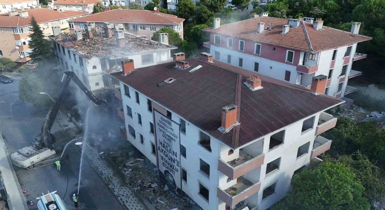 Yüksek riskli olduğu tespit edilen 3 bina belediye ekipleri gözetiminde yıkıldı